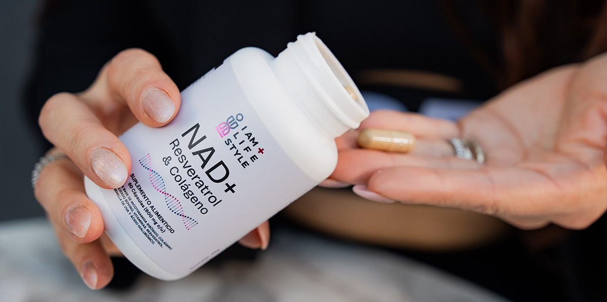 Primer plano de la etiqueta del suplemento IAM+LIFESTYLE, mostrando la composición de NAD+, Resveratrol y Colágeno.