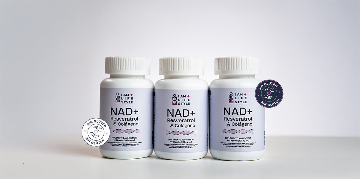 Tres frascos blancos del suplemento NAD+ con Resveratrol y Colágeno sobre un fondo claro.