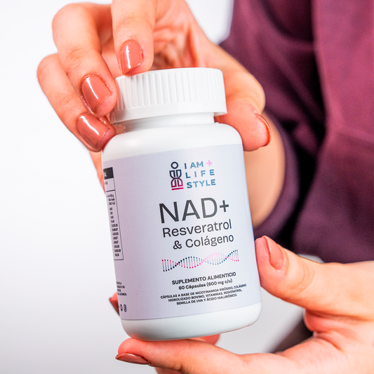 Frasco del suplemento NAD+ con Resveratrol y Colágeno. Fórmula de suplemento alimenticio.