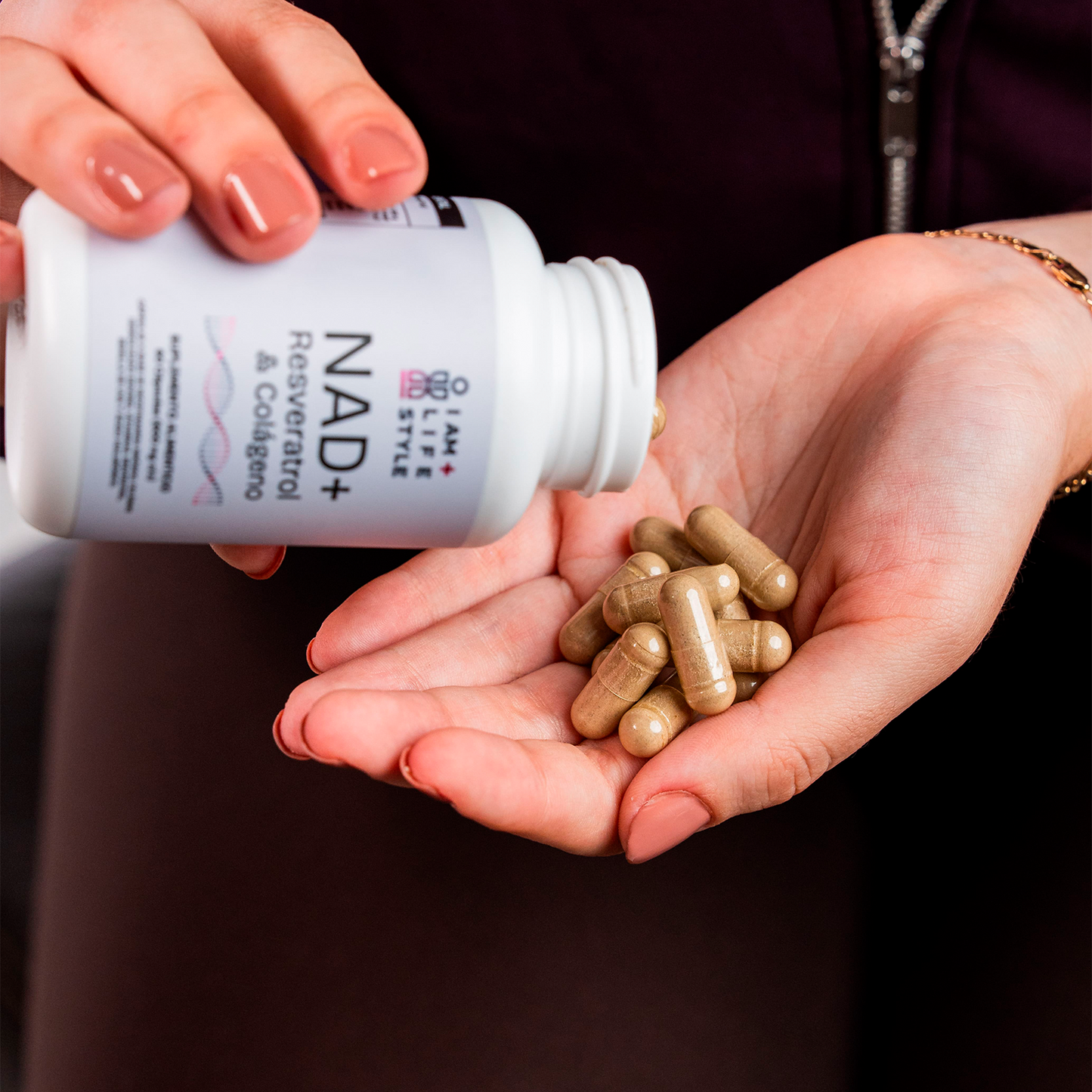 Primer plano de frasco del suplemento NAD+ con resveratrol y colágeno.